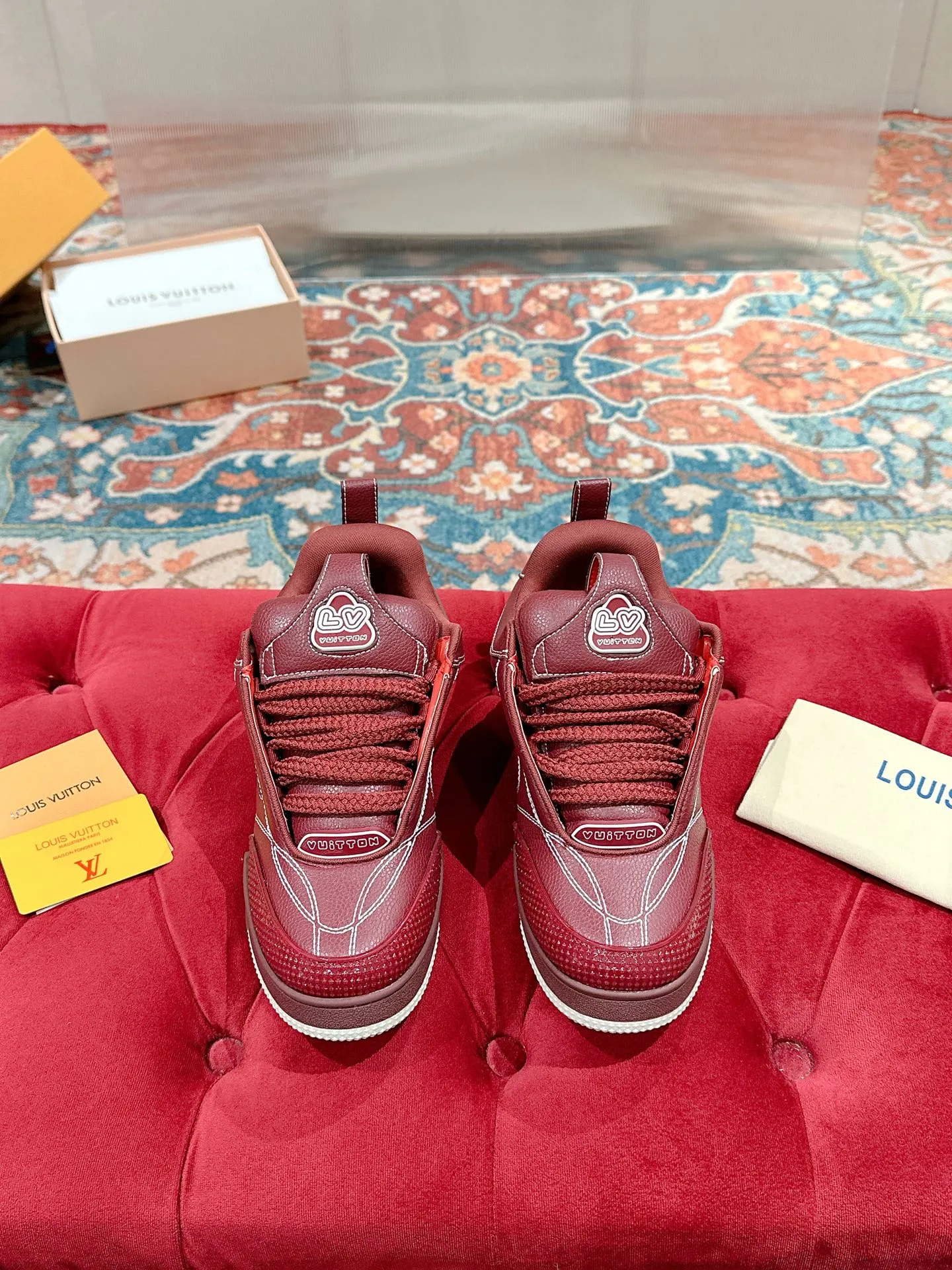 👟👟Ex-factory price 800👟👟 LV donkey brand L SKATE series latest color matching Tariner sneakers four-leaf clover skate shoes couple style retro basketball shoes original purchase development and production This LV Skate sneaker is decorated with colorful details on the grained cow leather shoe body, echoing the leather goods and ready-to-wear series of the season. A gradient Monogram flower blooms on the side of the sneaker. The padded tongue and Mini Monogram fabric-lined collar show the inspiration of skate shoes in the 1990s ▪️Material: original customized first-layer cowhide ▪️Inner lining: imported breathable mesh ▪️Sole: original open-molded non-slip TPU material ▪️Sole thickness: 3.5cm ▪️Size: Female 35-40 Male 39-44 (Female 41, Male 45.46 customized, non-returnable)